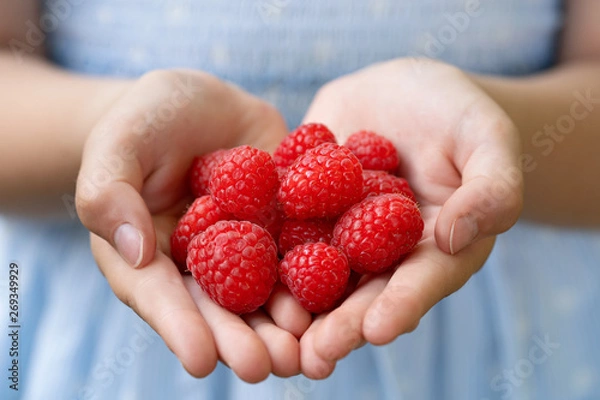 Fototapeta Obst in Kinderhändem