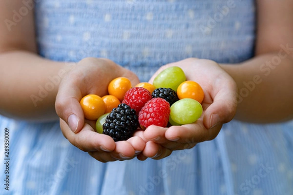 Fototapeta Obst in Kinderhändem
