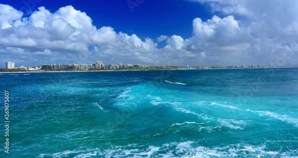 Fototapeta Beautiful weather at Buddina Beach along Pacific Boulevard (Sunshine Coast, Queensland, Australia). Big waves. Mooloolaba in the background.