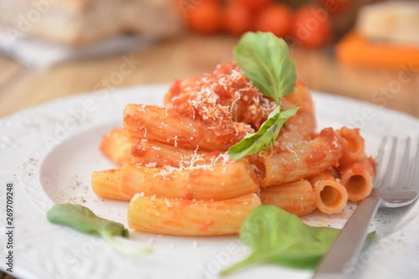 Fototapeta piatto di pasta al pomodoro fresco e basilico
