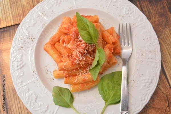 Fototapeta piatto di pasta al pomodoro fresco e basilico