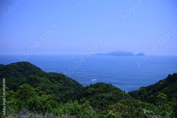 Obraz 海の向こうにかすむ島