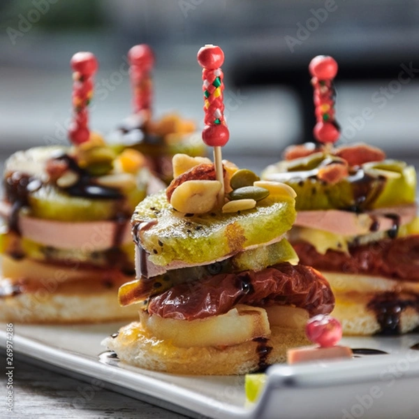 Obraz pincho de frutas con pate