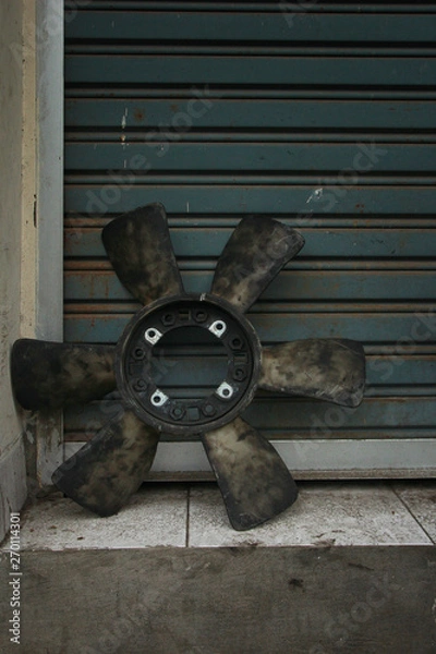 Obraz the engine fan is broken and old 