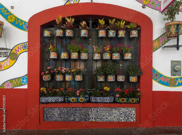 Obraz Macetas adornando la ventana