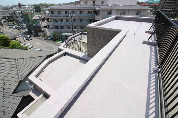 Obraz 防水工事前の分譲マンションのルーフバルコニー