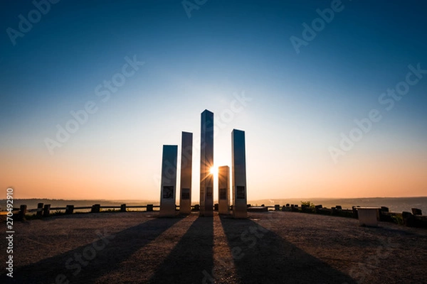 Fototapeta Sonnenstrahlen durch das Monument des Wallbergs in Pforzheim