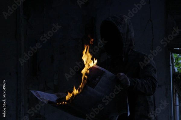Obraz man reading the lit newspaper image