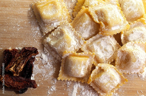 Fototapeta Raviolis con tomates secos