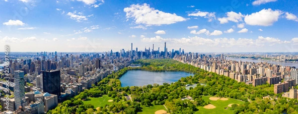 Obraz Widok z lotu ptaka Central Park, Manhattan, Nowy Jork. Park otoczony jest wieżowcem. Piękny widok na zalew Jacqueline Kennedy Onassis w centrum parku.