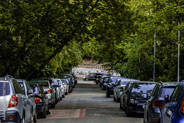 Fototapeta тихая улочка с припаркованными автомобилями