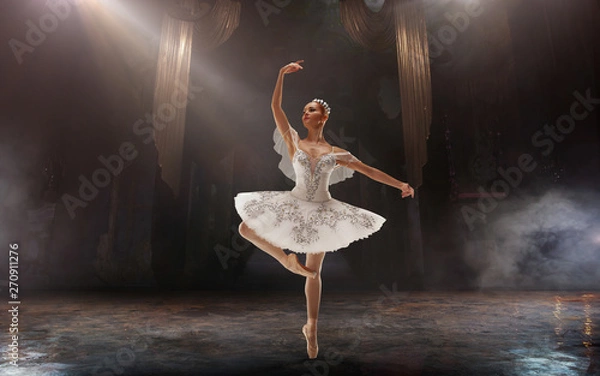 Obraz baleriny na scenie – elegancja i dramatyczne oświetlenie