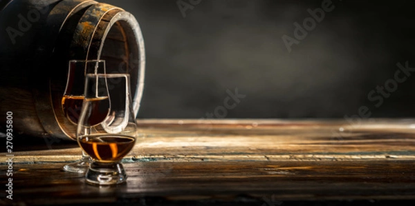 Obraz Dwie szklanki whisky stojące na tle dębowej beczki