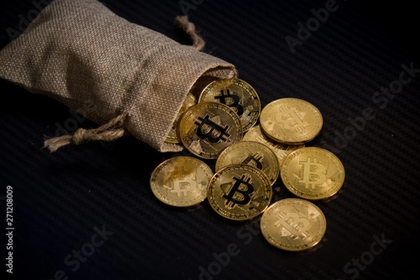 Obraz bit coin in bucket falling blockchain technology