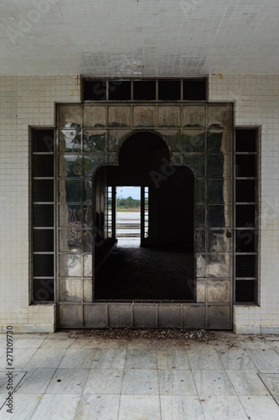 Fototapeta man in front of an old door