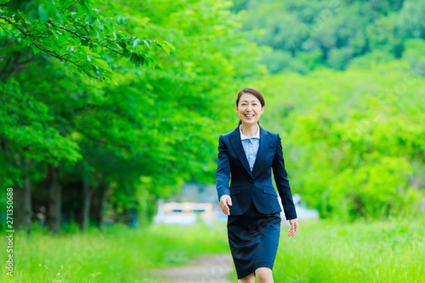 Fototapeta ビジネス女性・新緑