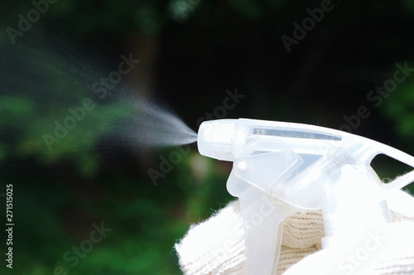 Obraz 殺虫剤を噴霧