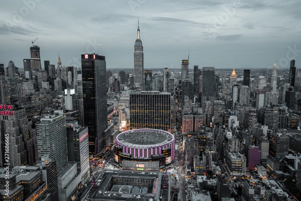 Obraz widok z góry na Madison Square Garden i Empire State Building. Nocne światła