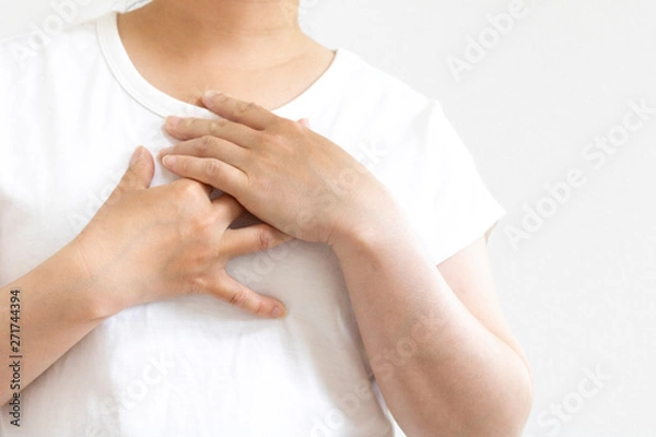 Fototapeta 自分の胸を押さえて苦しむ女性