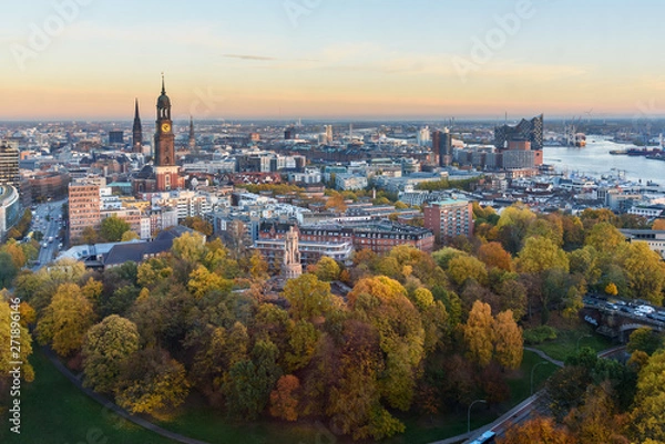 Fototapeta Widok Hamburga z Michelem, Harbour i New Elbphilharmony na zachodzie słońca. Niemcy
