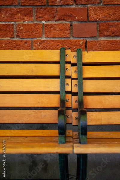 Fototapeta レンガの壁と木でできたベンチ