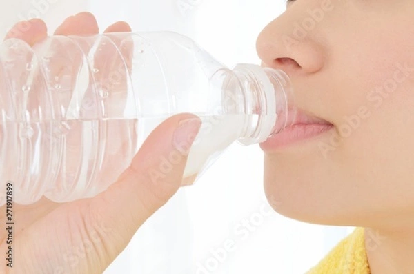 Fototapeta 水を飲む女性の口元