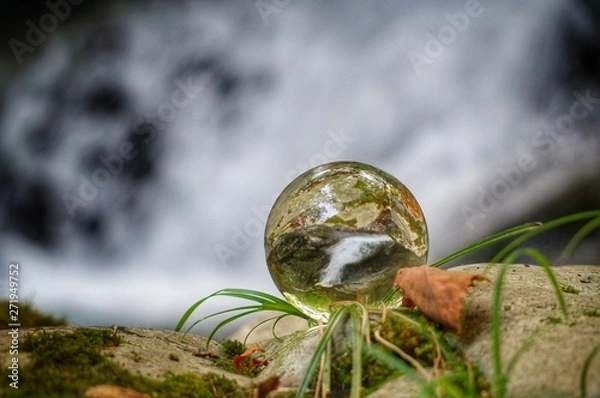 Fototapeta 滝とガラス玉