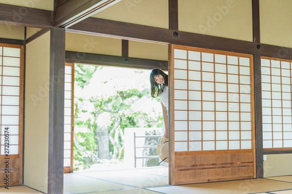 Fototapeta 日本家屋の女性