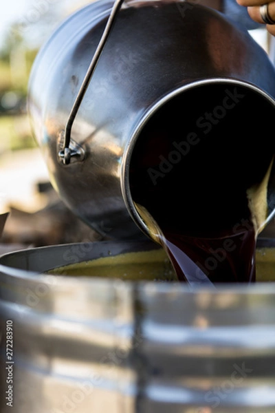 Fototapeta pouring molasses