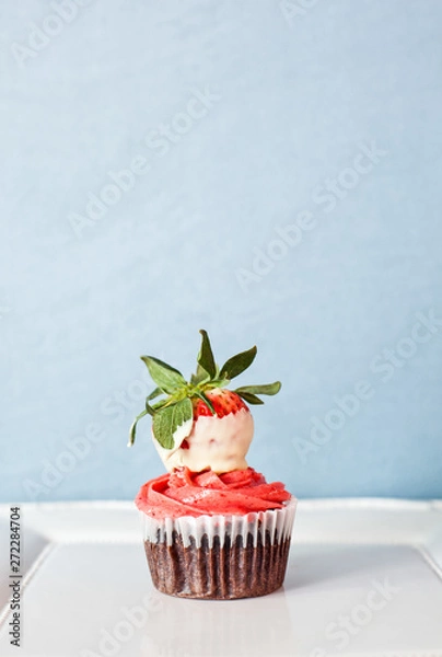 Fototapeta cupcake with strawberry