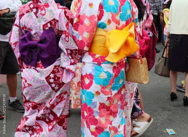 Obraz 夏祭を浴衣で楽しむ若い女性