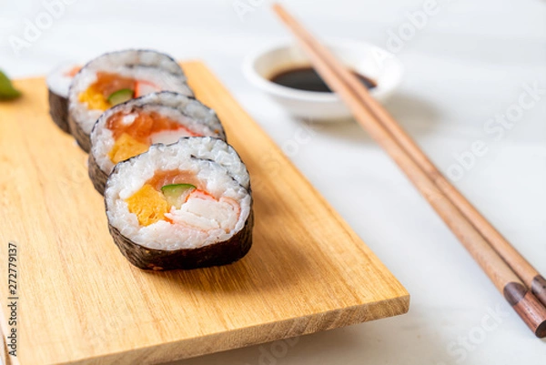 Fototapeta mix sushi roll maki