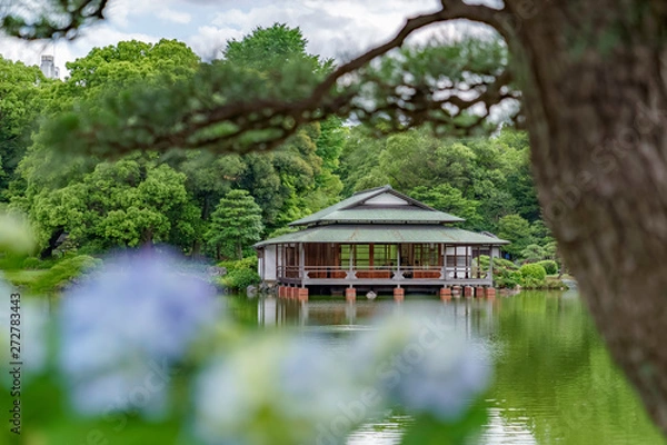 Fototapeta 清澄庭園の涼亭を大泉水の対岸から見る