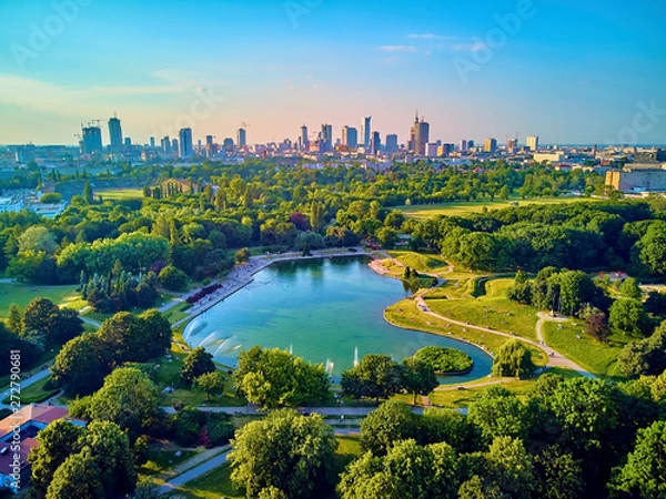 Obraz Piękna panorama zachodu słońca w bajeczny czerwcowy wieczór z drona na Polach Mokotowskich w Warszawie - „Pole Mokotowskie” to duży park w Warszawie - nazywa się „Park Józefa Piłsudskiego”