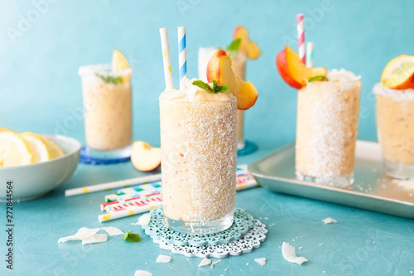 Obraz Leckerer Drink mit Kokosmilch