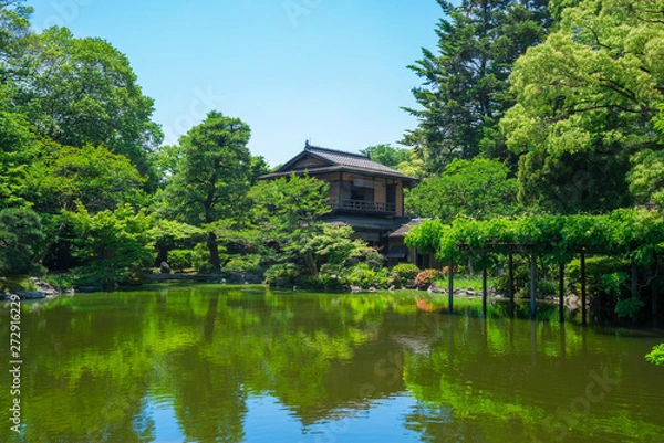 Fototapeta 京都御苑の拾翠亭（しょうすいてい）と九條池　新緑　