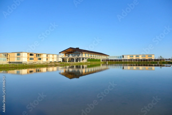 Obraz 水田に囲まれたホテル