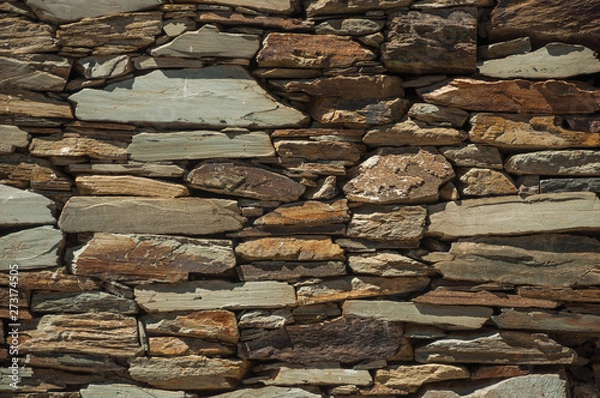 Fototapeta Wall made of slate stone making a quaint pattern