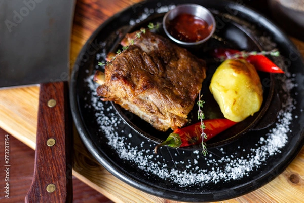 Obraz Fried ribs with potatoes, red pepper and sauce