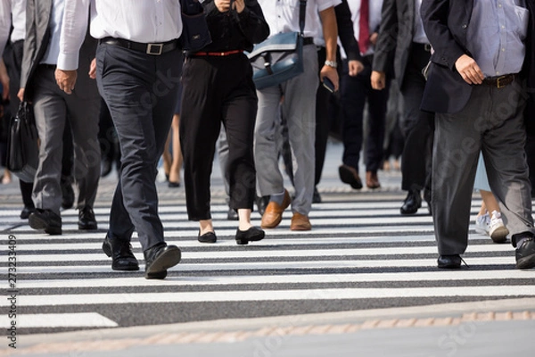 Fototapeta 横断歩道を渡るビジネスマンたち