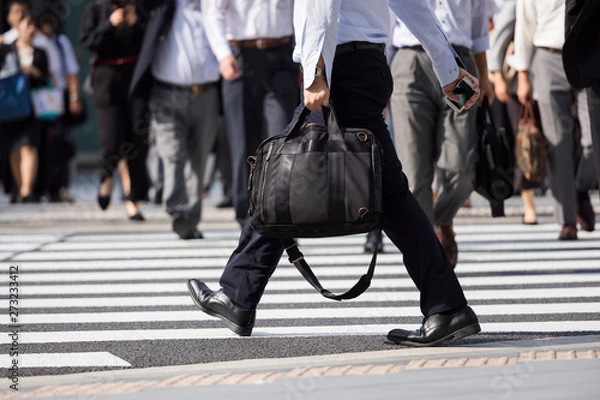 Fototapeta 横断歩道を渡るビジネスマンたち