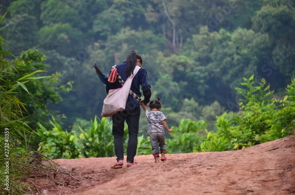 Obraz ラオス北部のルアンナムター　山道を歩く少数民族の親子