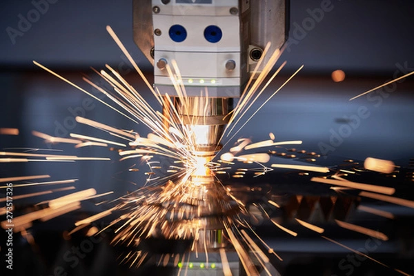 Fototapeta Cięcie laserowe. Obróbka metali z iskrami na grawerce laserowej CNC