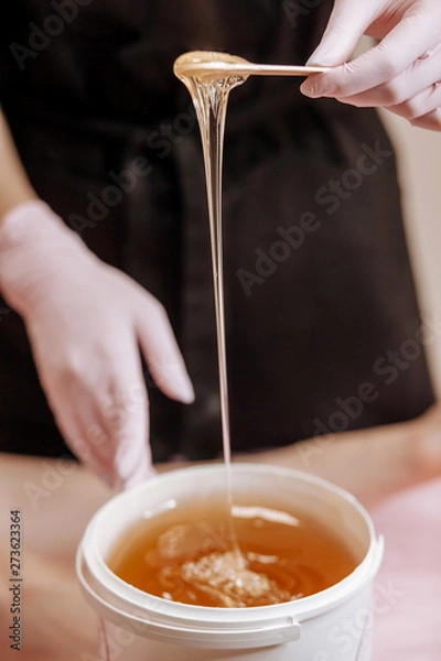 Obraz Cukier do woskowania. Koncepcja depilacji.