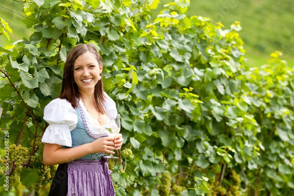 Obraz Frau mit Weinglas im Weingarten
