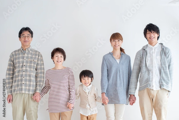 Fototapeta 手をつなぐ3世代家族