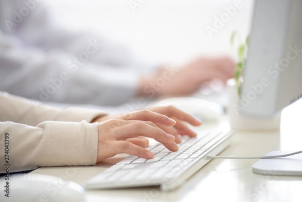 Obraz パソコン入力するビジネスマンの手元