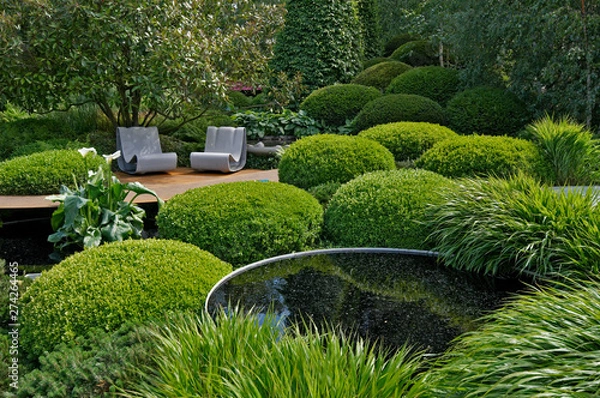 Obraz An unusual topiary arrangement of box hedges with seating and a water feature