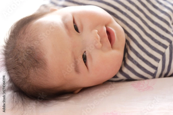 Fototapeta ベッドの上に遊んでいる可愛い赤ちゃん