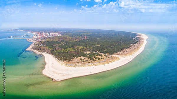 Obraz Półwysep Helski - panoram z lotu ptaka. Plaże na helu i miasto w oddali. Krajobraz morski z zamglonym horyzontem.